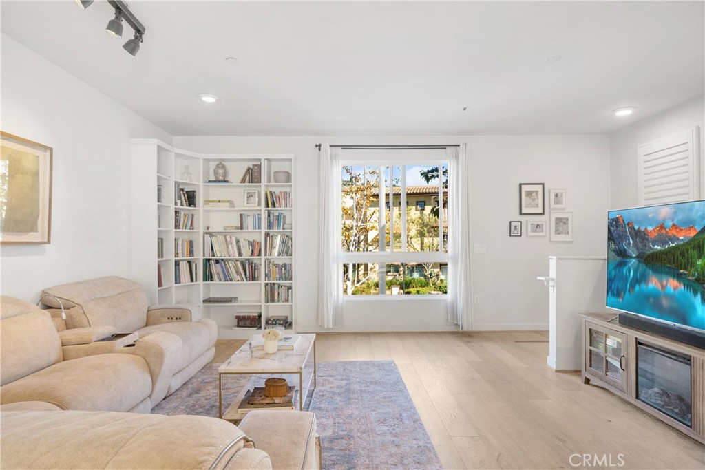 MLS #WS25275440 image #6