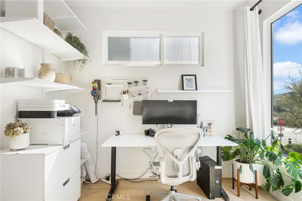 MLS #WS25275440 image #8