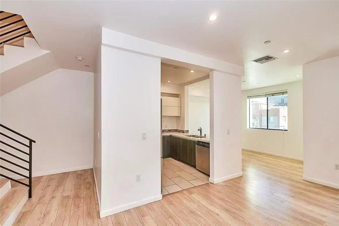 MLS #WS25275732 image #9