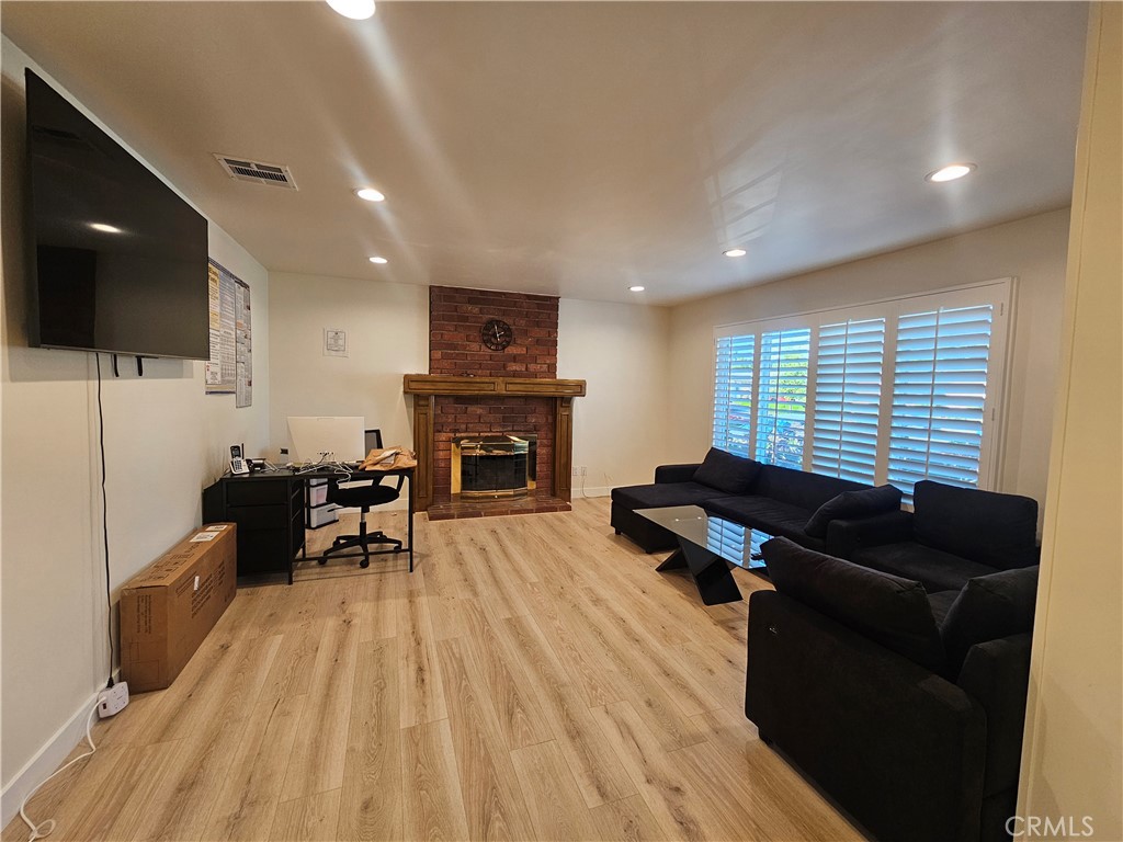 MLS #WS25277943 image #2