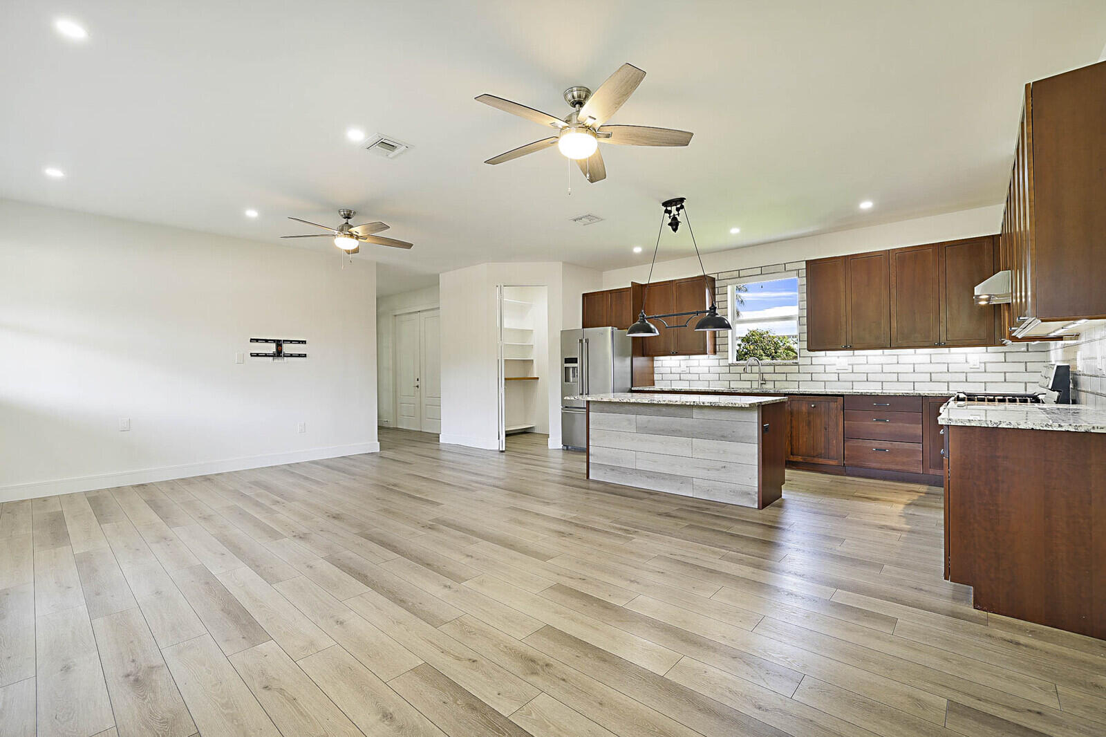 MLS #RX-11003944 image #1