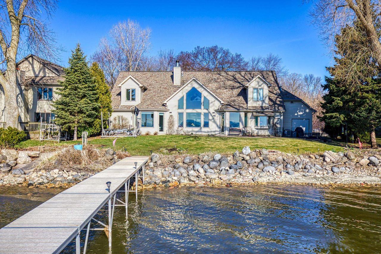 Listing picture for 510 PLUMMERS HARBOR ROAD in Neenah